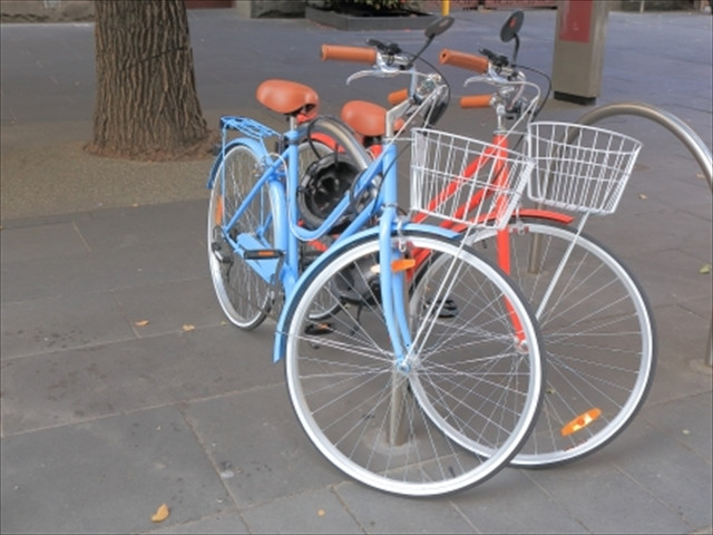 赤と青の自転車